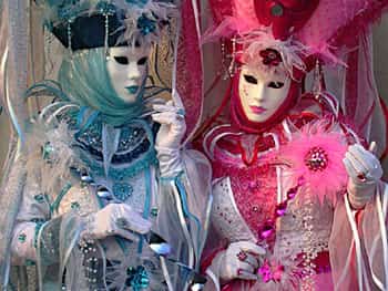 Mulheres usando Máscara de Carnaval, tempos antigos