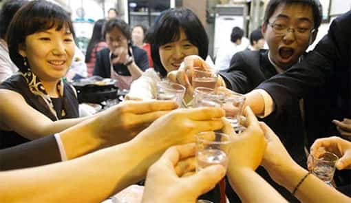 Pessoas bebendo na Coreia do Sul