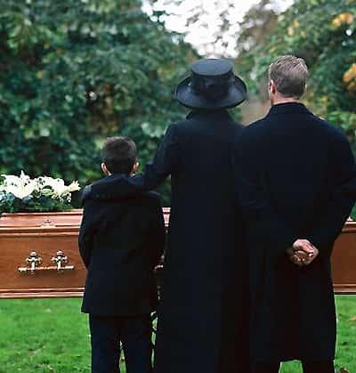 Pessoas de luto, funeral