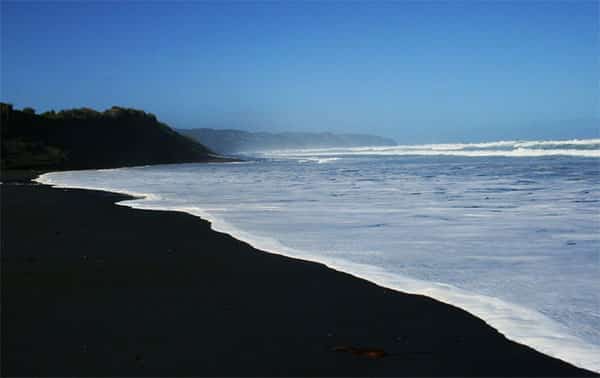 Praia da areia preta de Muriwai