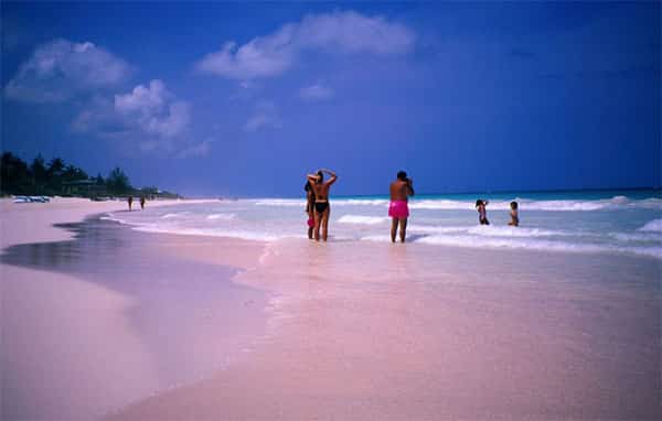 Praia de areia rosa